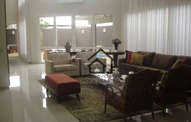 Imagem: A casa em condomínio possui 5 Dormitórios, 5 Banheiros, 395m²