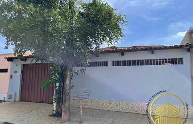 Imagem: A casa possui 4 Dormitórios, 2 Banheiros, 1 Vaga na garagem