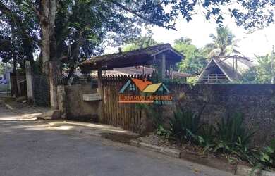 Imagem: A casa possui 4 Dormitórios, 2 Banheiros, 5 Vagas na garagem