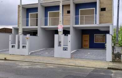 Imagem: A casa possui 3 Dormitórios, 2 Banheiros, 2 Vagas na garagem