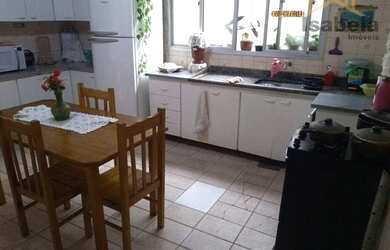 Imagem: A casa possui 4 Dormitórios, 2 Banheiros, 2 Vagas na garagem