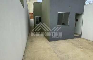 Imagem: A casa possui 3 Dormitórios, 2 Banheiros, 2 Vagas na garagem