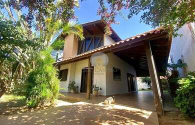 Imagem: A casa possui 3 Dormitórios, 3 Banheiros, 2 Vagas na garagem