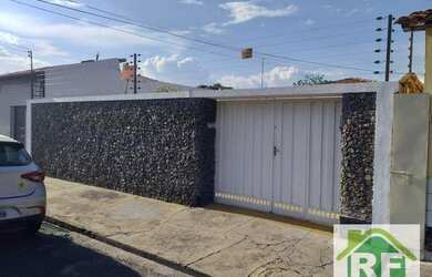 Imagem: A casa possui 4 Dormitórios, 3 Banheiros, 408m² de Área e