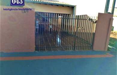 Imagem: A casa possui 3 Dormitórios, 2 Banheiros, 2 Vagas na garagem