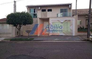 Imagem: A casa possui 3 Dormitórios, 5 Banheiros, 4 Vagas na garagem
