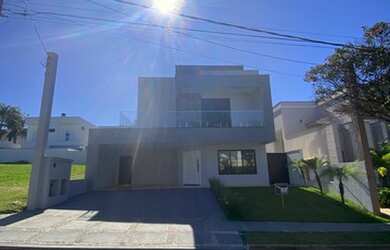 Imagem: A casa em condomínio possui 4 Dormitórios, 4 Banheiros, 4