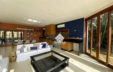 Imagem: A casa em condomínio possui 5 Dormitórios, 5 Banheiros, 2