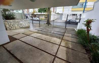 Imagem: A casa possui 4 Dormitórios, 3 Banheiros, 4 Vagas na garagem