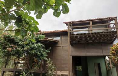 Imagem: A casa possui 3 Dormitórios, 2 Banheiros, 1 Vaga na garagem