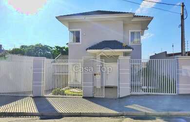 Imagem: A casa possui 4 Dormitórios, 4 Banheiros, 2 Vagas na garagem