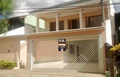 Imagem: A casa possui 3 Dormitórios, 1 Banheiro, 2 Vagas na garagem