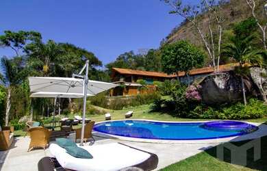 Imagem: O belo terreno com relevo suave e paisagismo primoroso, se integra