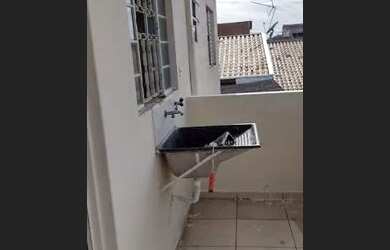 Imagem: A casa possui 1 Dormitório, 1 Banheiro, 1 Vaga na garagem e