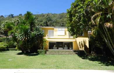 Imagem: A casa possui 5 Dormitórios, 5 Banheiros, 4 Vagas na garagem