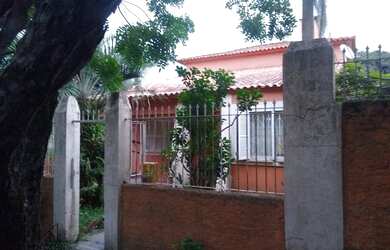 Imagem: A casa possui 3 Dormitórios, 2 Banheiros, 300m² de Área e