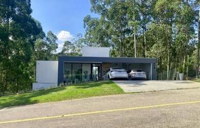 Imagem: A casa em condomínio possui 5 Dormitórios, 4 Banheiros, 4