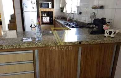 Imagem: A casa possui 3 Dormitórios, 4 Banheiros, 3 Vagas na garagem