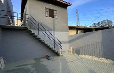 Imagem: A casa possui 2 Dormitórios, 1 Banheiro, 3 Vagas na garagem