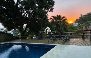 Imagem: A casa em condomínio possui 5 Dormitórios, 5 Banheiros, 5