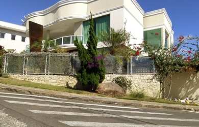 Imagem: A casa em condomínio possui 4 Dormitórios, 5 Banheiros, 2