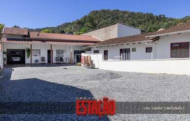 Imagem: A casa possui 2 Dormitórios, 1 Banheiro, 2 Vagas na garagem