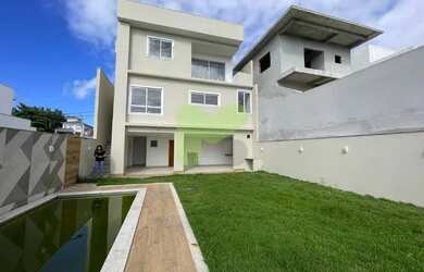 Imagem: A casa possui 4 Dormitórios, 4 Banheiros, 2 Vagas na garagem