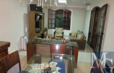 Imagem: A casa possui 3 Dormitórios, 4 Banheiros, 2 Vagas na garagem