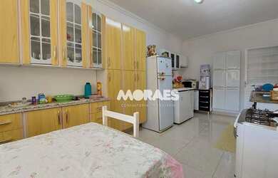 Imagem: A casa possui 3 Dormitórios, 2 Banheiros, 1 Vaga na garagem