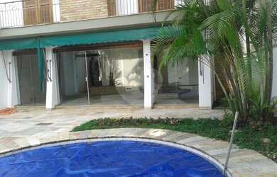 Imagem: A casa possui 4 Dormitórios, 3 Banheiros, 5 Vagas na garagem