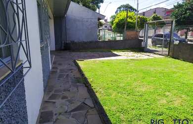 Imagem: A casa possui 4 Dormitórios, 2 Banheiros, 2 Vagas na garagem