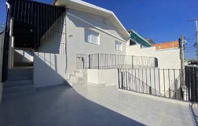 Imagem: A casa possui 3 Dormitórios, 2 Banheiros, 1 Vaga na garagem