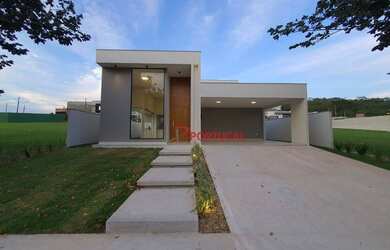 Imagem: A casa em condomínio possui 3 Dormitórios, 4 Banheiros, 2