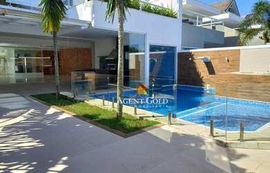 Imagem: A casa em condomínio possui 4 Dormitórios, 4 Banheiros e 500m²