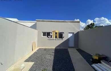 Imagem: A casa possui 2 Dormitórios, 2 Banheiros, 2 Vagas na garagem