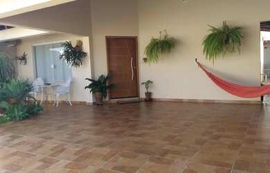 Imagem: A casa possui 3 Dormitórios, 2 Banheiros, 5 Vagas na garagem