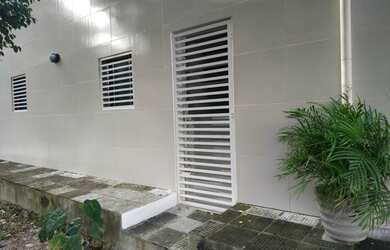 Imagem: A casa possui 2 Dormitórios e 1 Banheiro e está localizado