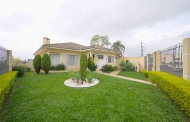 Imagem: A casa possui 3 Dormitórios, 2 Banheiros, 303m² de Área e