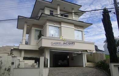 Imagem: A casa possui 3 Dormitórios, 4 Banheiros, 5 Vagas na garagem