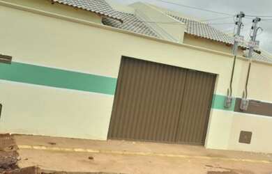 Imagem: A casa possui 3 Dormitórios, 1 Banheiro, 1 Vaga na garagem