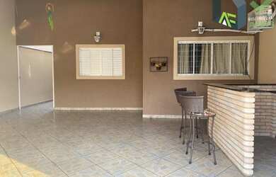 Imagem: A casa possui 2 Dormitórios, 2 Banheiros, 2 Vagas na garagem