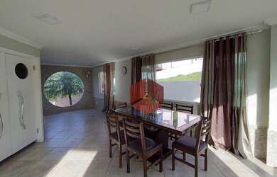 Imagem: A casa possui 3 Dormitórios, 3 Banheiros, 4 Vagas na garagem