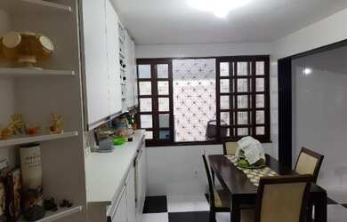 Imagem: A casa possui 2 Dormitórios, 1 Banheiro, 1 Vaga na garagem