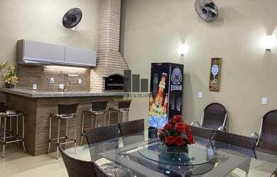 Imagem: A casa possui 3 Dormitórios, 2 Banheiros, 2 Vagas na garagem