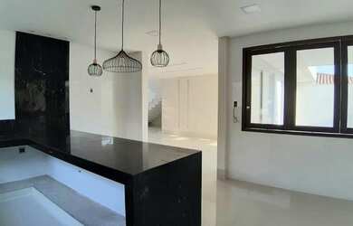 Imagem: A casa possui 5 Dormitórios, 1 Banheiro, 4 Vagas na garagem