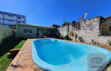 Imagem: A casa possui 4 Dormitórios, 2 Banheiros, 233m² de Área e