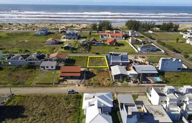 Imagem: O terreno possui 375m² de Área e está localizado em Balneário