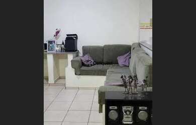 Imagem: A casa possui 3 Dormitórios, 1 Banheiro, 3 Vagas na garagem