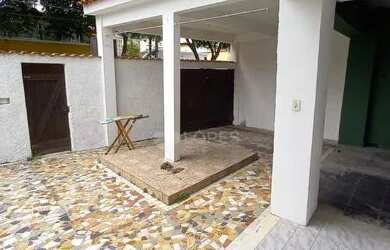 Imagem: A casa possui 2 Dormitórios, 1 Banheiro, 2 Vagas na garagem