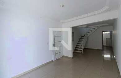 Imagem: A casa possui 3 Dormitórios, 3 Banheiros, 1 Vaga na garagem